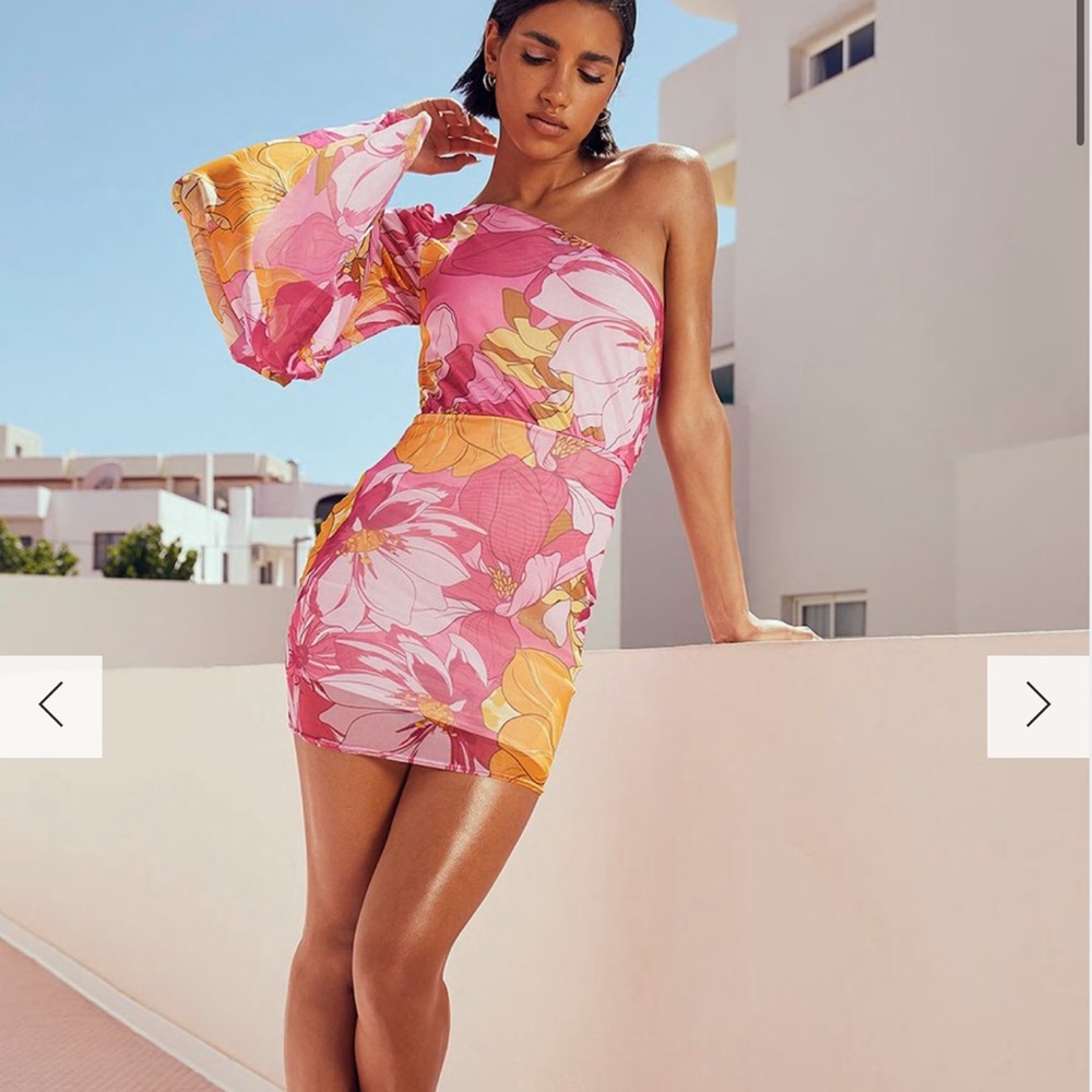 Boohoo FLORAL ASYMMETRIC MESH FLARE SLEEVE MINI DRESS